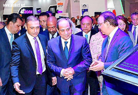 رئيس الجمهورية يتفقد جناح المصرية للاتصالات فى معرض ومؤتمر كايرو اى سى تى  